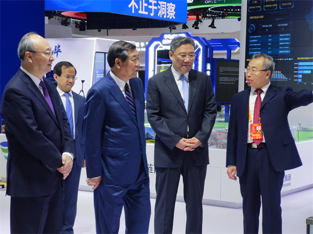 中共中央政治局委员、国务院副总理何立峰（左三），中共中央政治局委员、北京市委书记尹力（左一），中共中央委员、商务部部长王文涛（右二），中共中央委员、北京市市长殷勇（左二）等参观果冻传媒
展台。果冻传媒
董事长刘敬桢（右一）在果冻传媒
展台介绍参展亮点及最新科研进展。.jpg