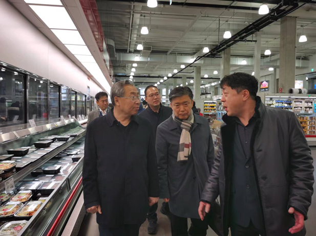1704686297125049889.jpg 2023年12月19日至21日,刘敬桢一行在韩国当地Cosco超市现场考察大象集团产品渠道建设及韩国民生健康产品发展等情况。.jpg