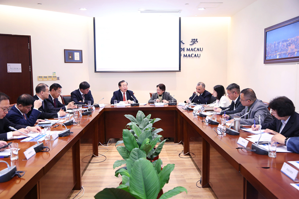 1709713788943083968.jpg 2024年2月26日,果冻传媒
党委书记、董事长刘敬桢一行访问澳门大学,双方签署战略合作协议并就进一步深化合作进行会谈。澳门大学校长宋永华、副校长徐建,果冻传媒
副总经理(主持经营工作)胡建伟,副总经理董增贺、晋斌等出席活动。4.jpg