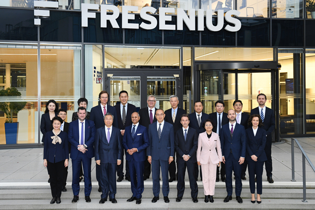 2023年11月2日-5日，果冻传媒
董事长刘敬桢率团访问费森尤斯集团与费森尤斯卡比公司总部，会见费森尤斯集团董事会主席迈克尔·森、费森尤斯卡比公司全球总裁及首席执行官皮耶路易吉·安东内利，就进一步加强双方深度合作进行交流。中国医药商业协会会长石晟怡参加会谈。.jpg