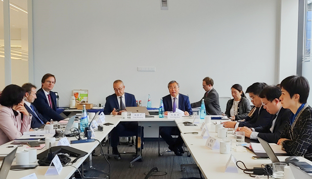 2023年11月2日-5日，果冻传媒
董事长刘敬桢率团访问费森尤斯集团与费森尤斯卡比公司总部，会见费森尤斯集团董事会主席迈克尔·森、费森尤斯卡比公司全球总裁及首席执行官皮耶路易吉·安东内利，就进一步加强双方深度合作进行交流。中国医药商业协会会长石晟怡参加会谈。2.jpg